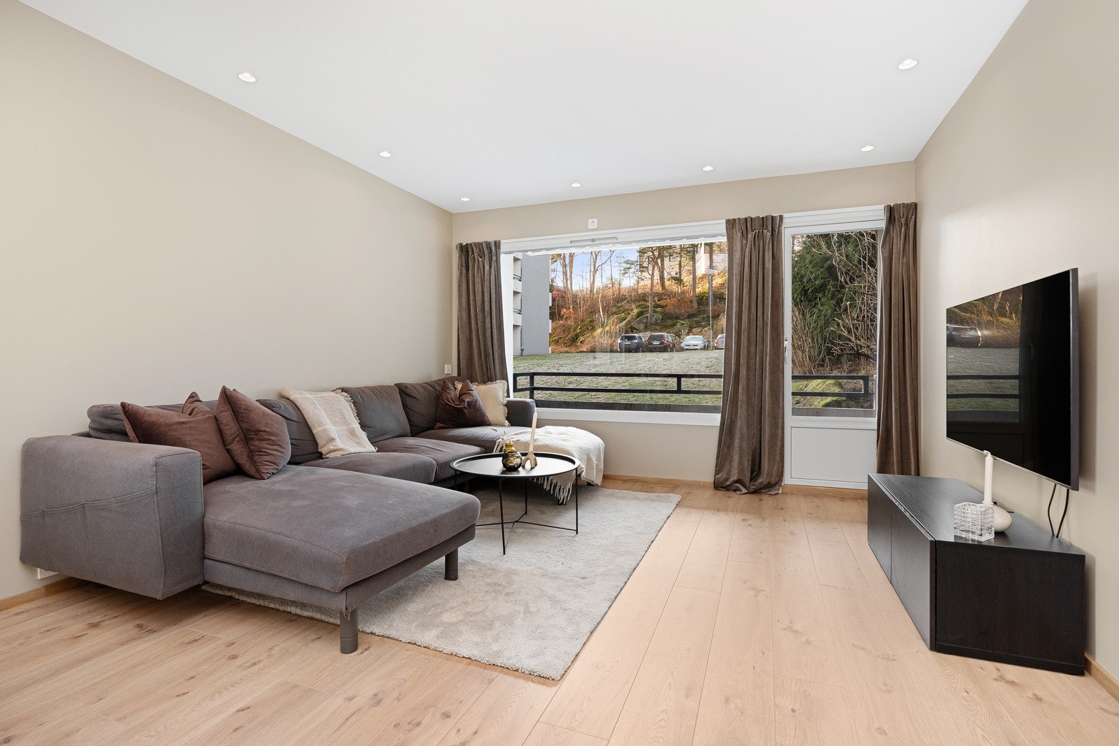 I stuen er det plass til en sofagruppe Galleribilde