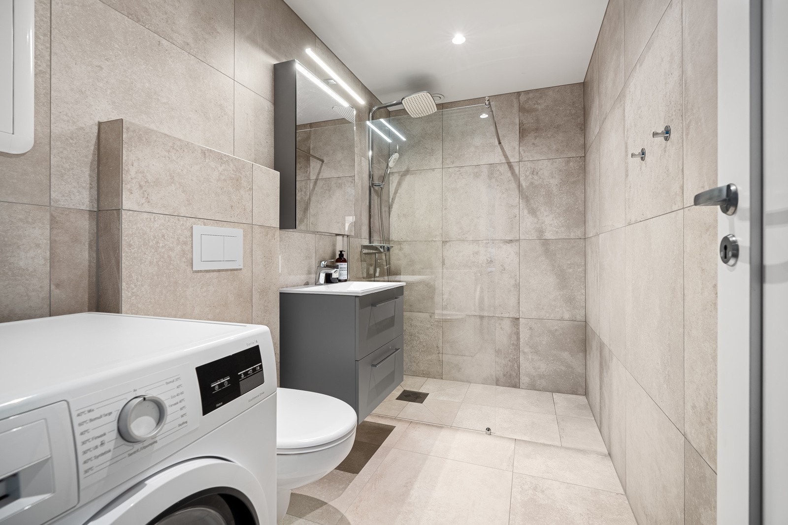 Det er opplegg til vaskemaskin på bad Galleribilde