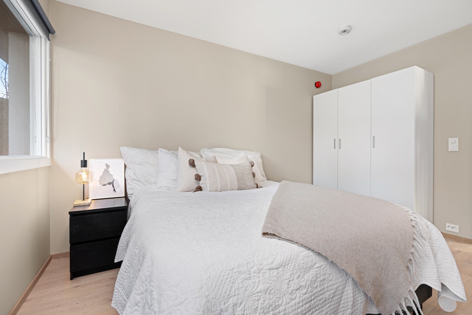 På soverommet er det et garderobeskap som medfølger handelen Galleribilde