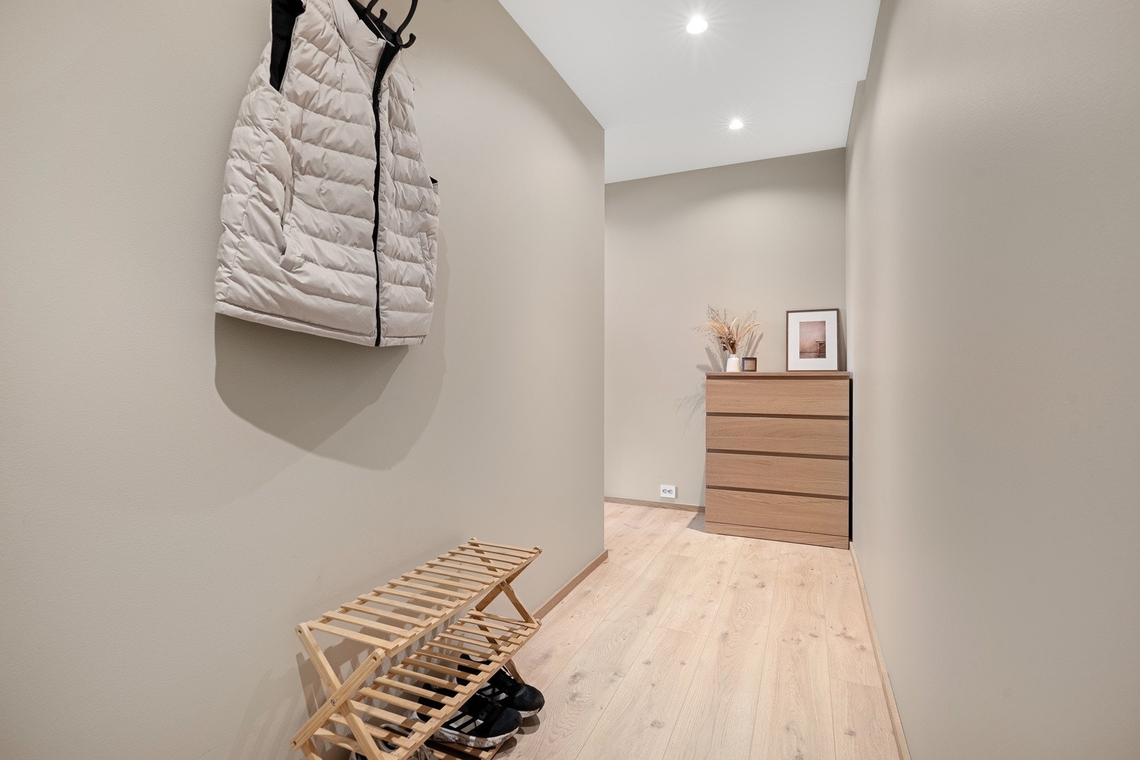 Gang med plass til oppbevaring av ytterklær og sko Galleribilde