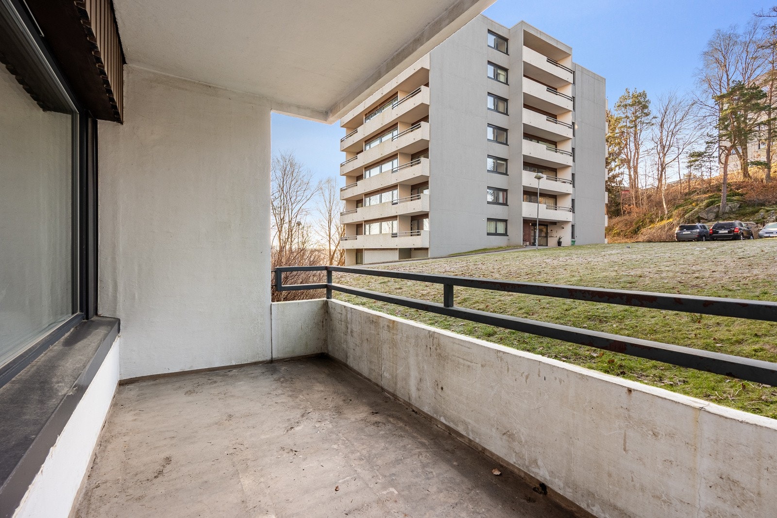 Fra stuen kommer man ut til balkong. Her er det plass til grill og utemøblement Galleribilde