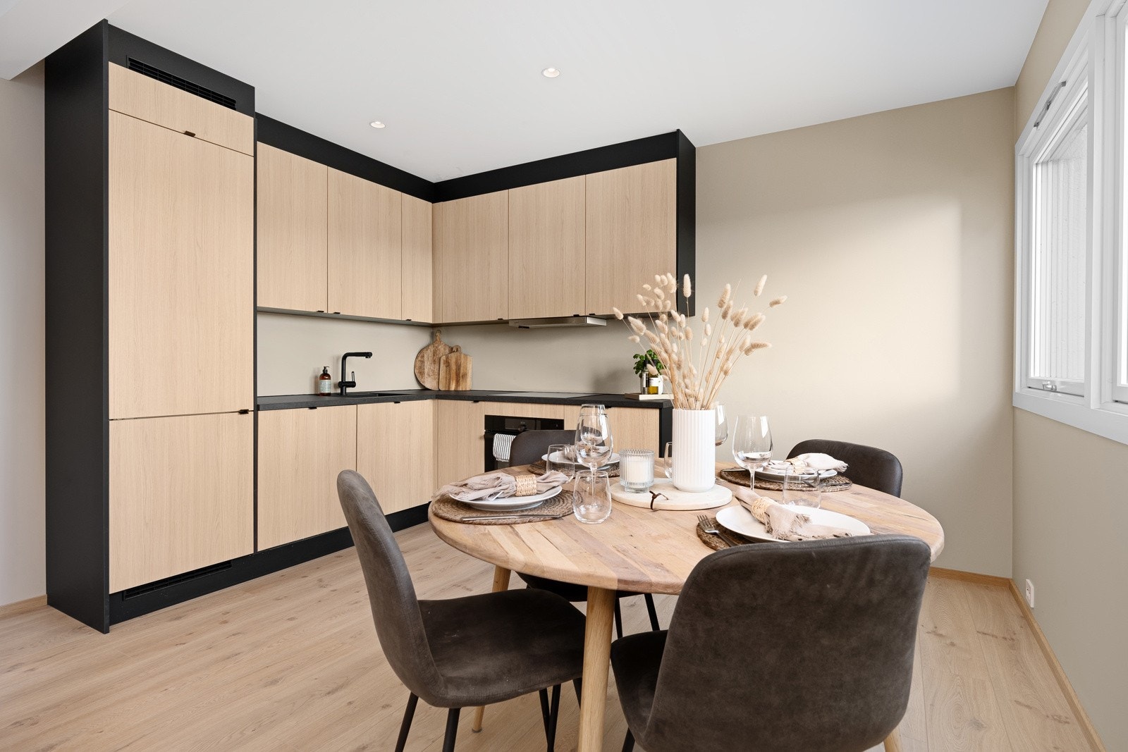 Ved kjøkkenet er det god plass til en hyggelig spiseplass Galleribilde