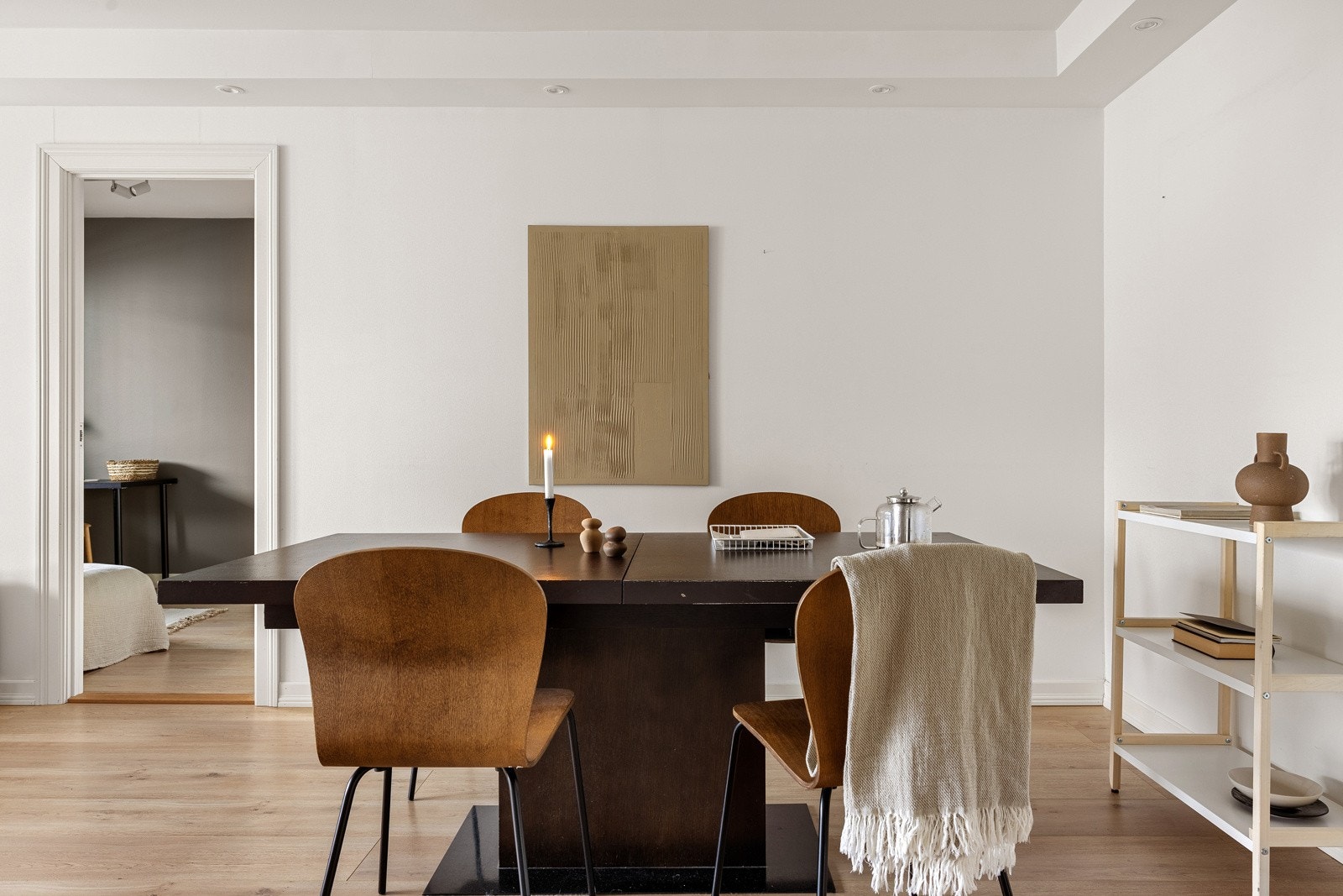 I stuens spisesone er det god plass til å samle venner for å nyte en bedre middag. Galleribilde