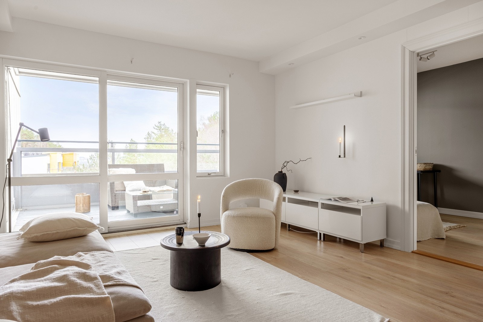 Fra stuen er det utgang via skyvedør til en solrik og usjenert balkong. Galleribilde