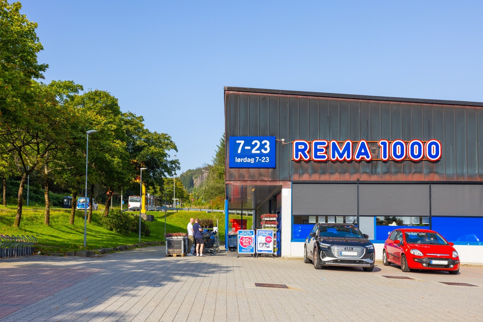 Rett over veien ved Lynghaugparken finner du også Rema 1000. Galleribilde