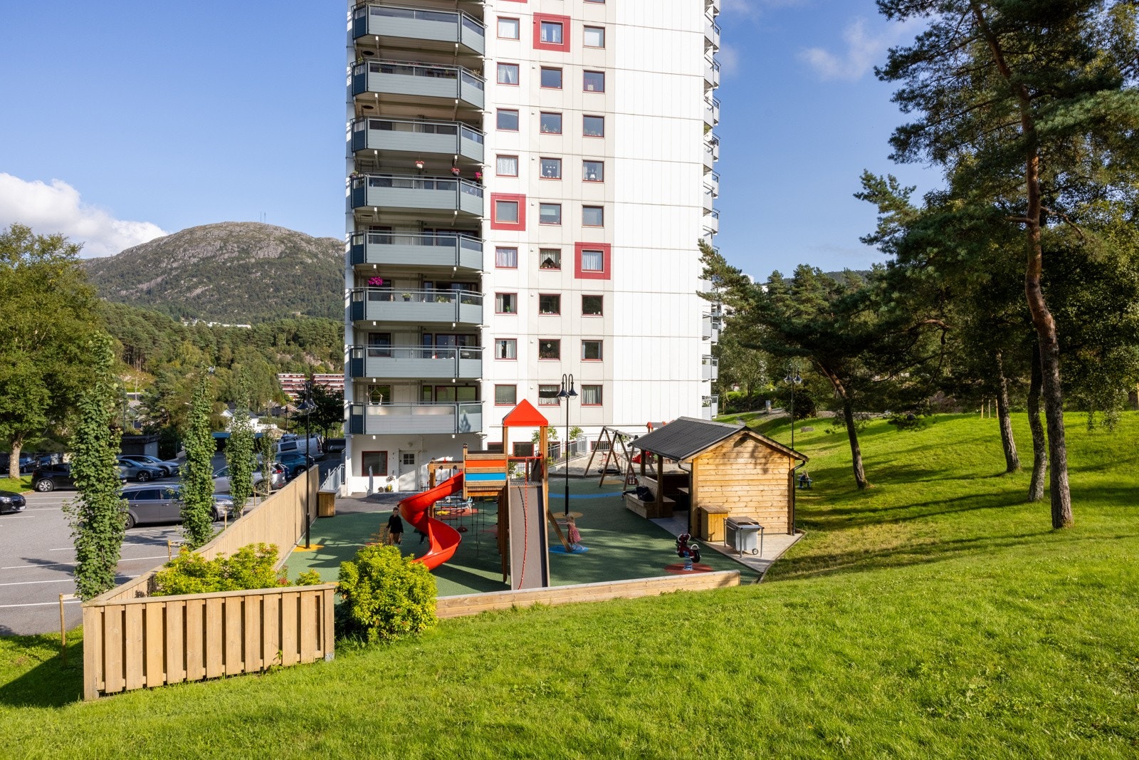 For de små er det rom for aktivitet ved borettslagets nyrenoverte lekeplass. Galleribilde