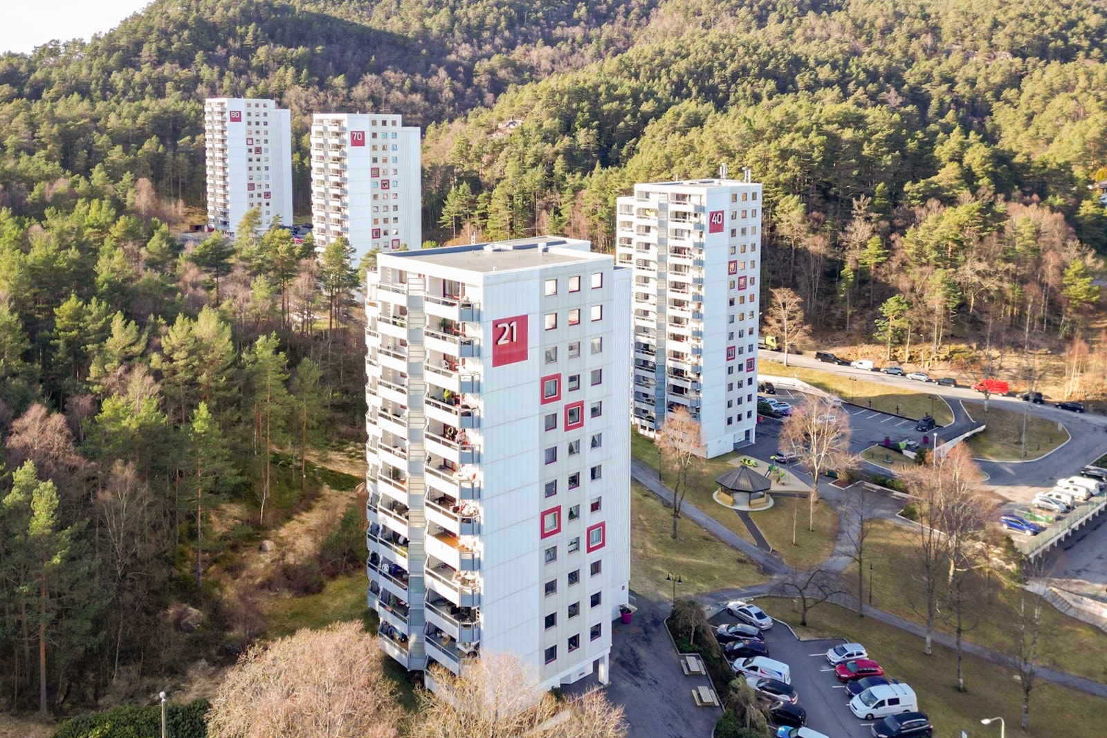 Vi tar turen ut, rett ved inngang til bygget er det parkering for beboerne. Galleribilde
