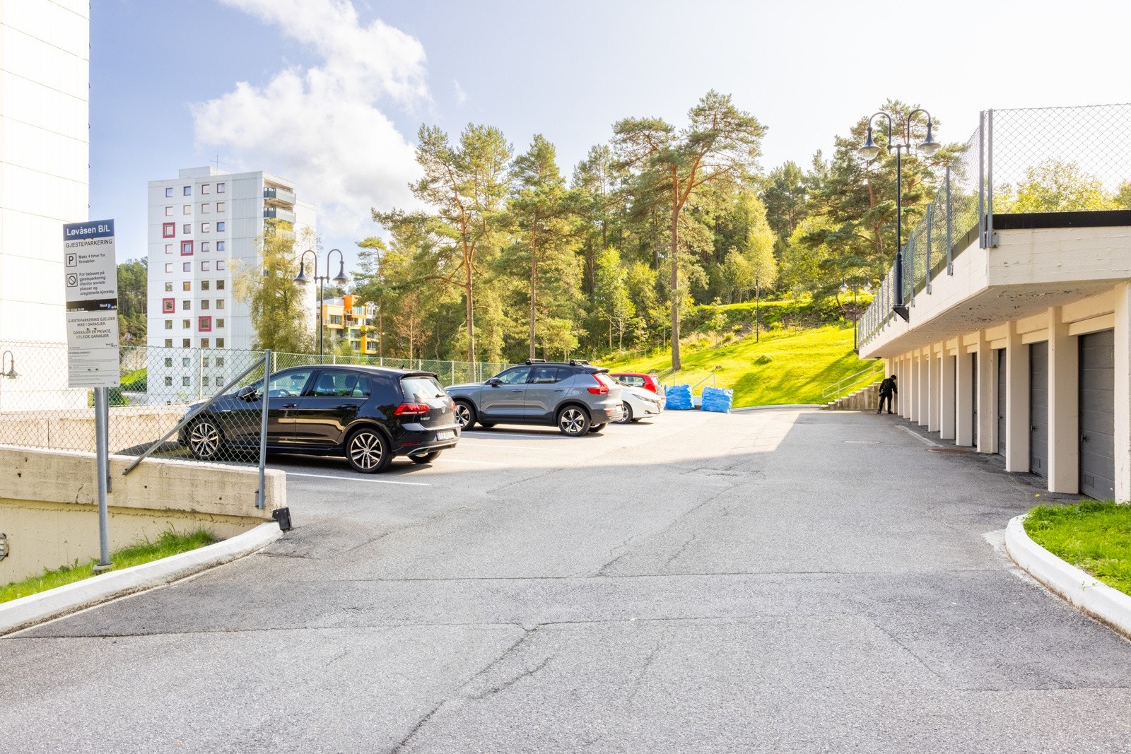 Det er gjesteparkering for borettslagets gjester innen gangavstand. Galleribilde