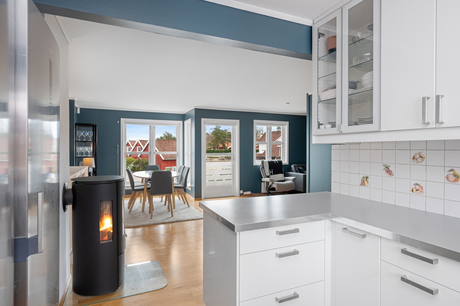 Det er en delvis åpen stue og kjøkkenløsning som skaper en sosial sone Galleribilde