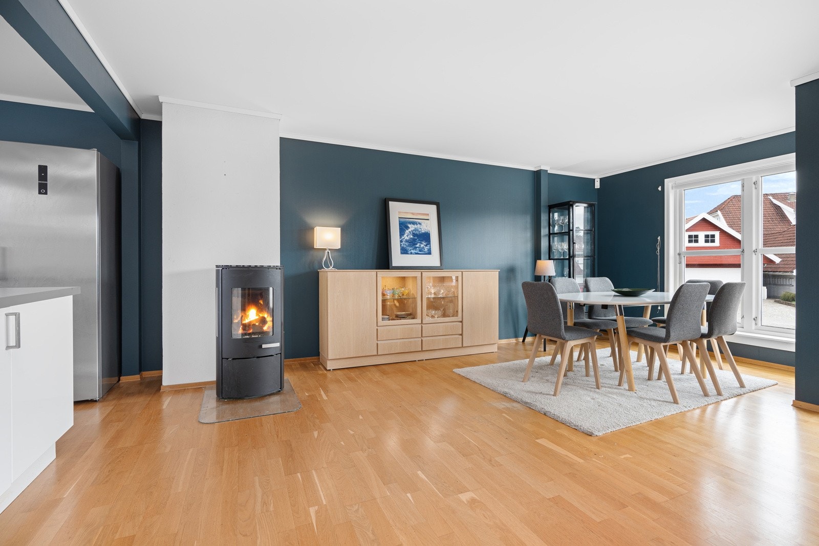 Koselig vedovn som varmer opp leiligheten på kalde høst- og vinterdager Galleribilde