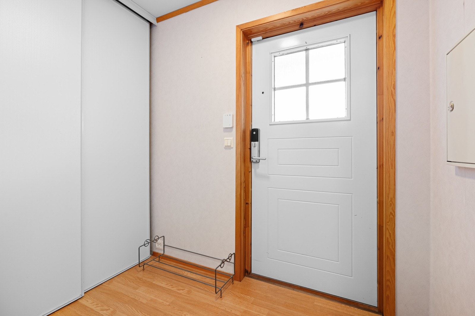 Velkommen inn! I gangen er det plass til oppbevaring av ytterklær og sko Galleribilde