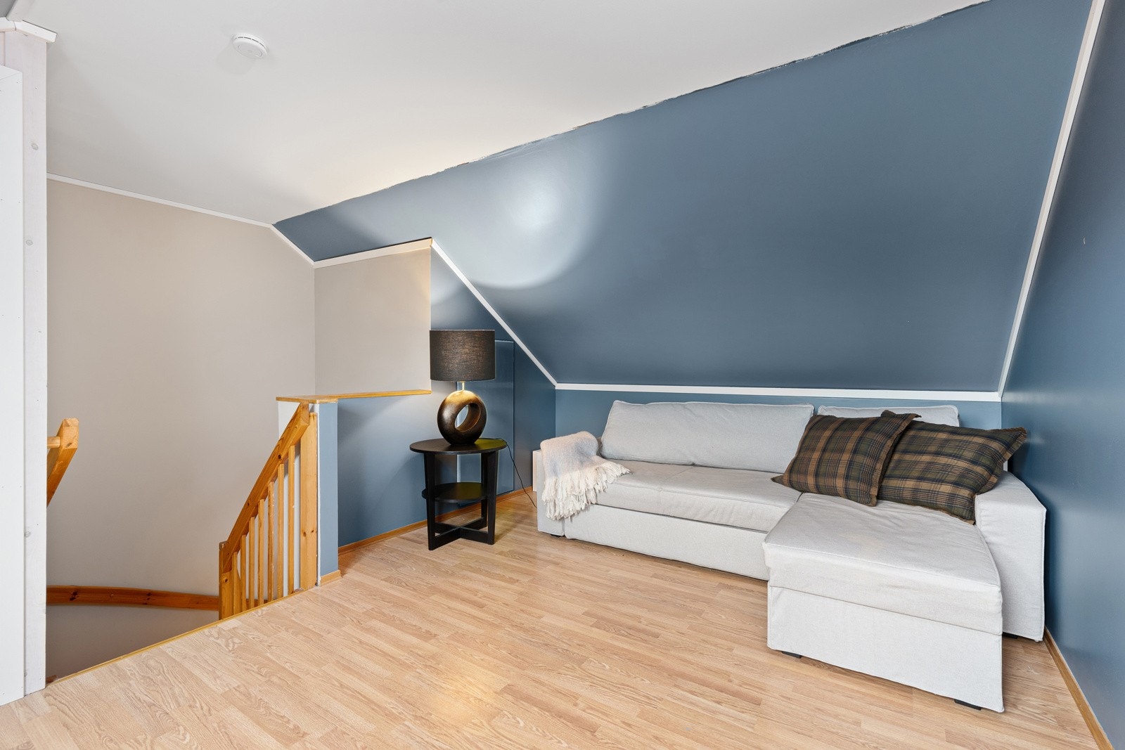 Rom innredet som loftstue (det foreligger ikke tegninger på loft, så dette anses som ikke godkjent oppholdsrom) Galleribilde