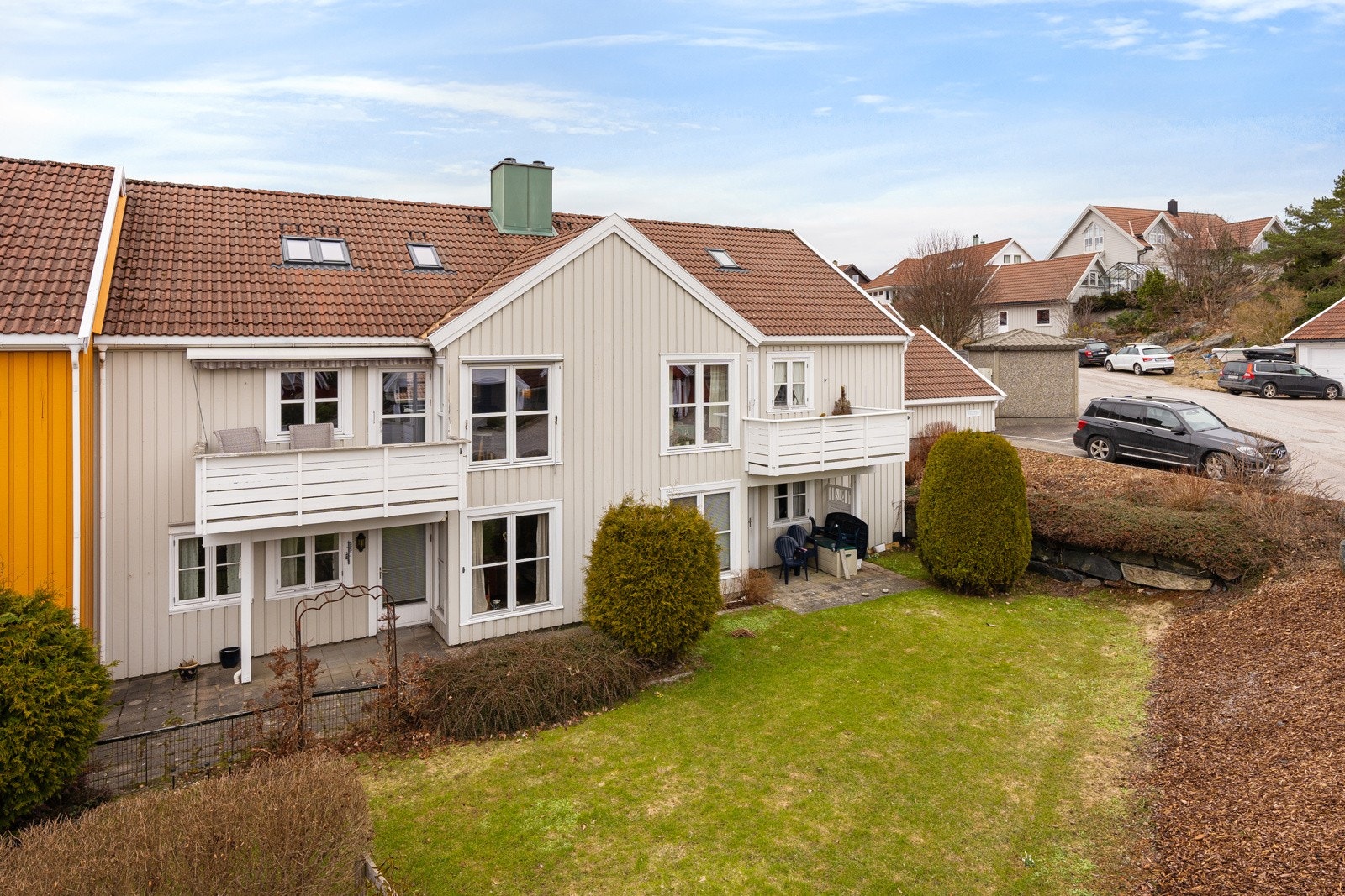 Leiligheten ligger i byggets 2. etasje med tilhørende loft Galleribilde