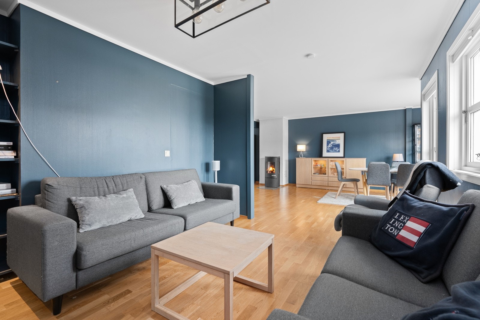 Videre i stuen er det god plass til en sofagruppe Galleribilde