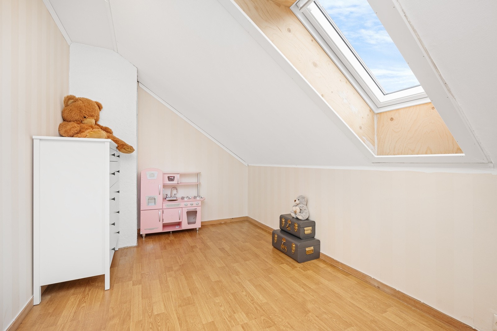 Rom innredet som soverom (det foreligger ikke tegninger på loft, så dette anses som ikke godkjent oppholdsrom) Galleribilde