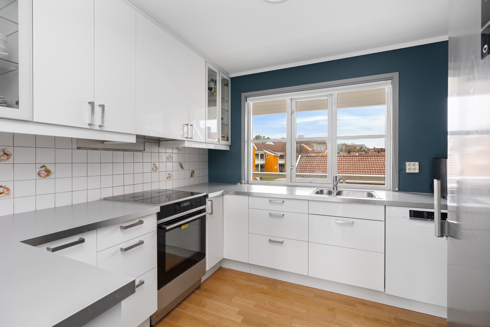 Flott kjøkken med god benk- og skapplass Galleribilde