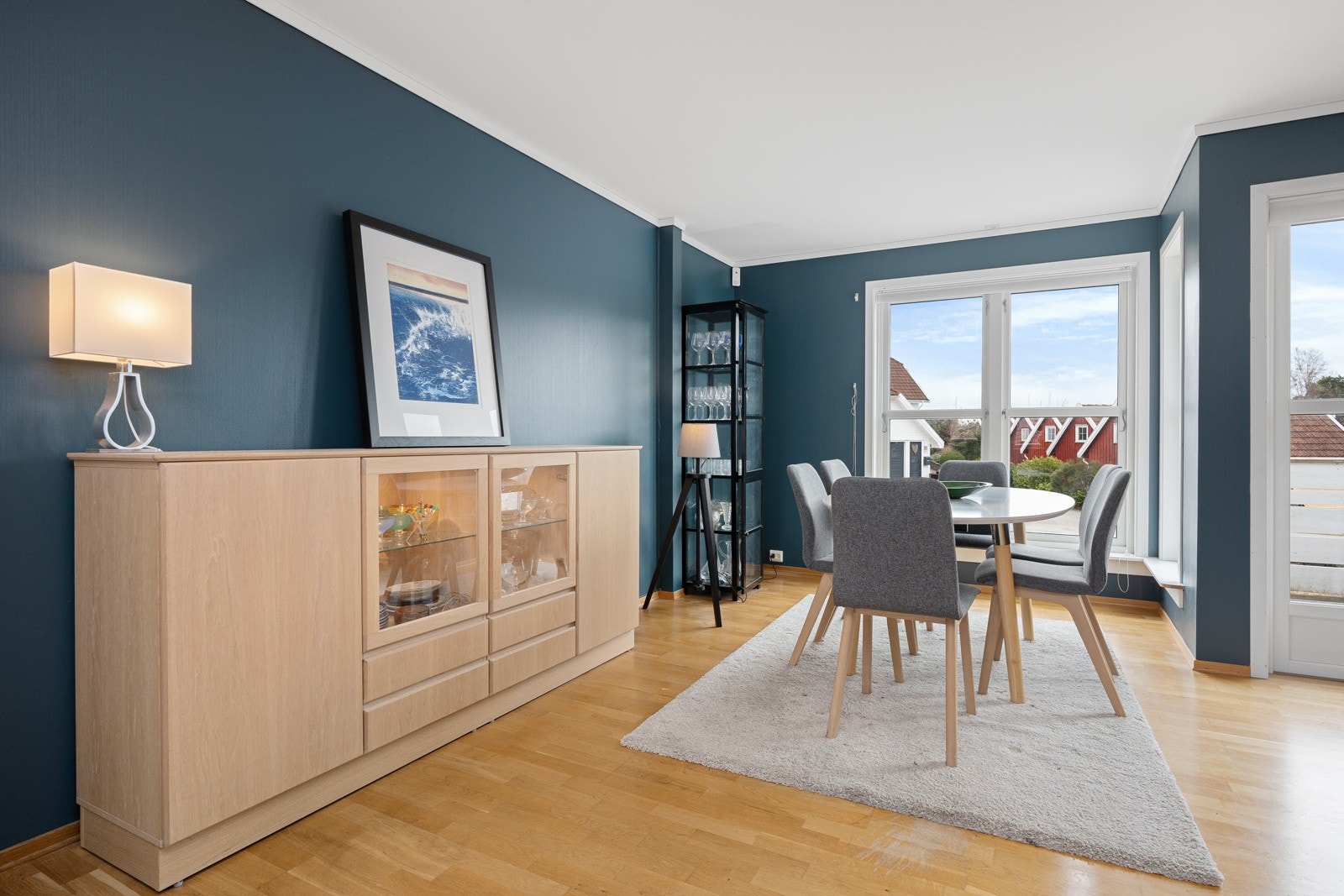 I stuen er det god plass til en hyggelig spisegruppe Galleribilde