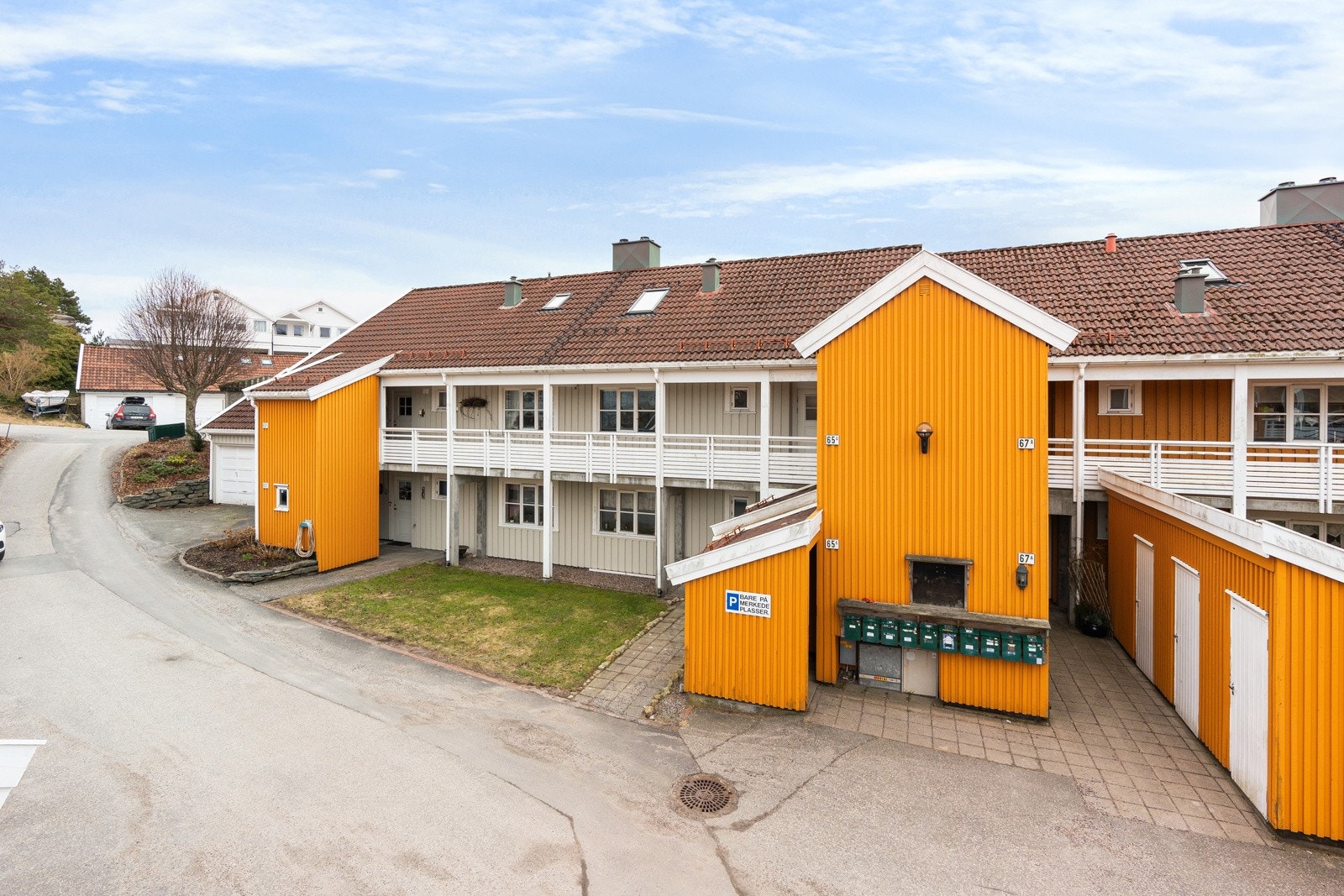 Det er heis i bygget, samt bod på bakkeplan som medfølger handelen Galleribilde