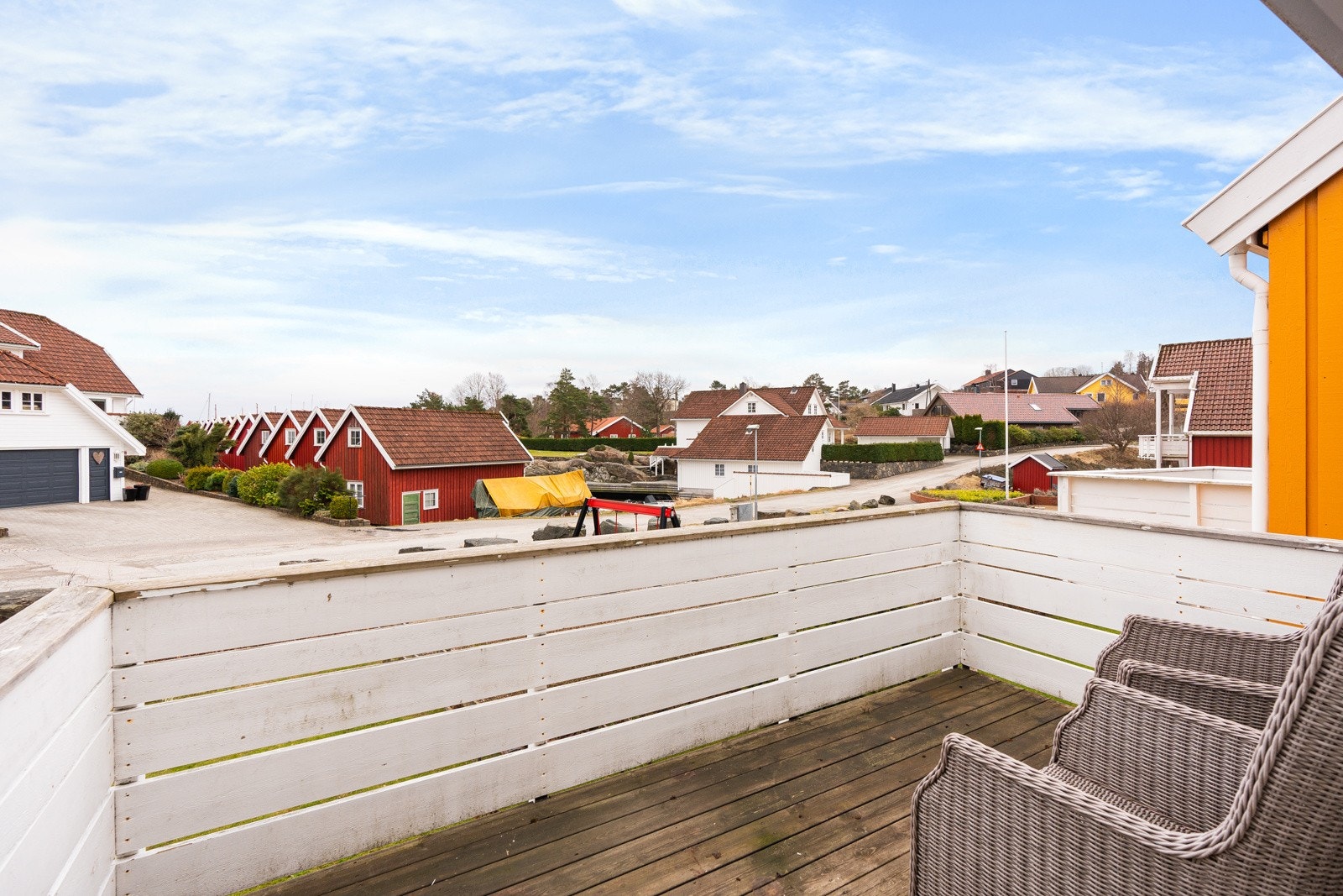 Fra stuen er det utgang til en solrik balkong Galleribilde