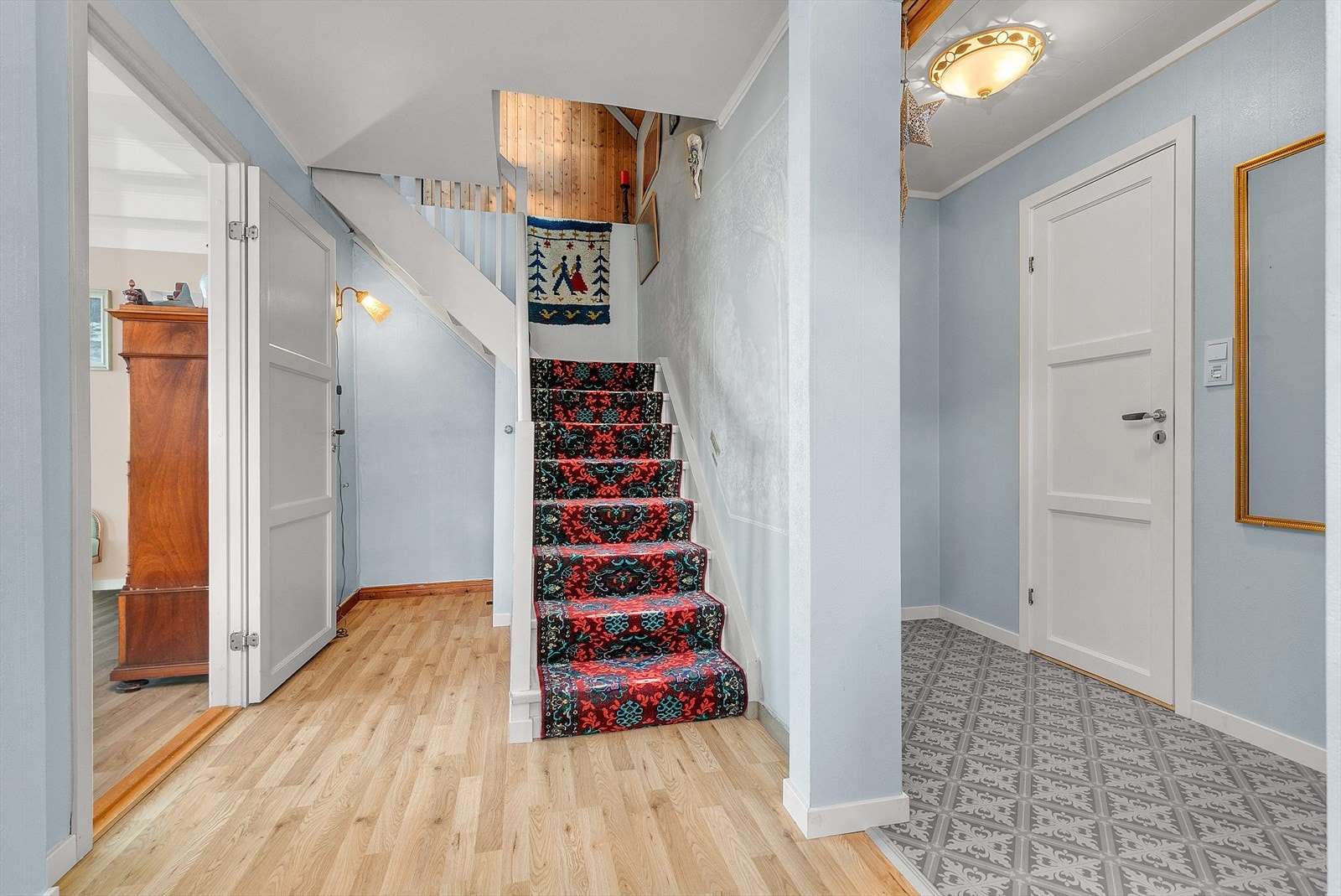 Sjarmerende teppebelagt trappeoppgang som leder til boligens 2.etasje. Galleribilde