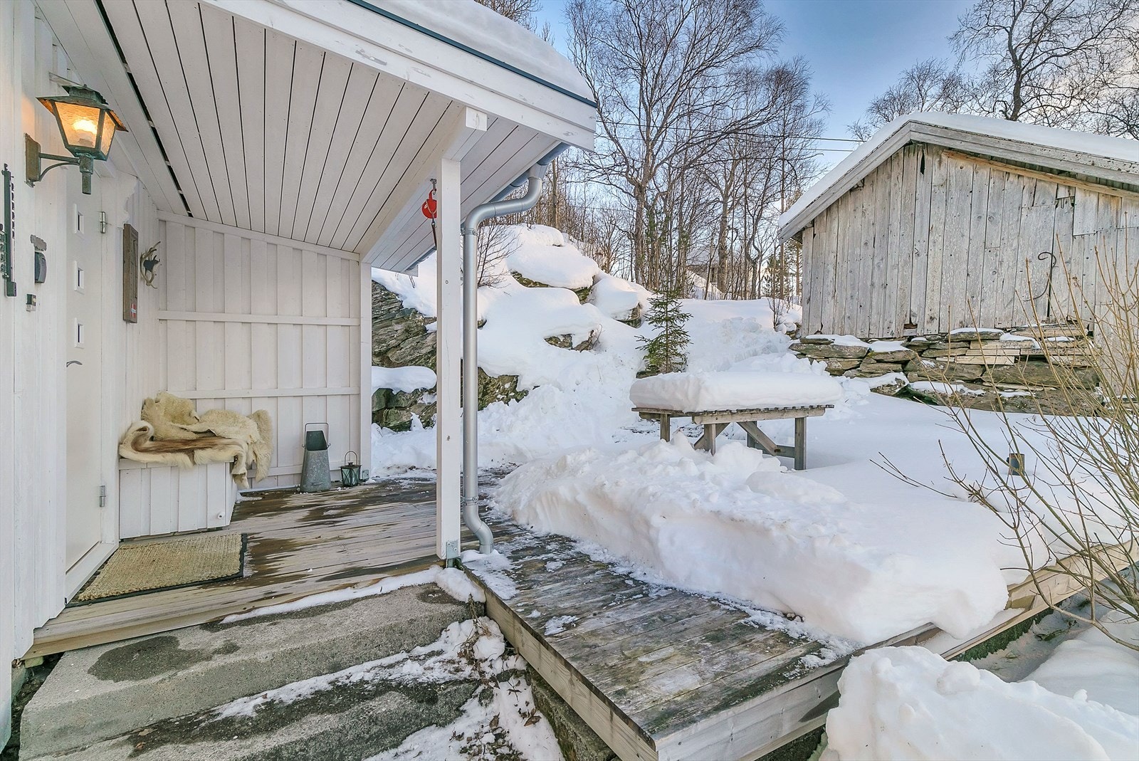 Praktisk inngangsparti som er overbygd. Det er terrasse ved inngangspartiet, hvor solen og utsikten kan nytes. Galleribilde