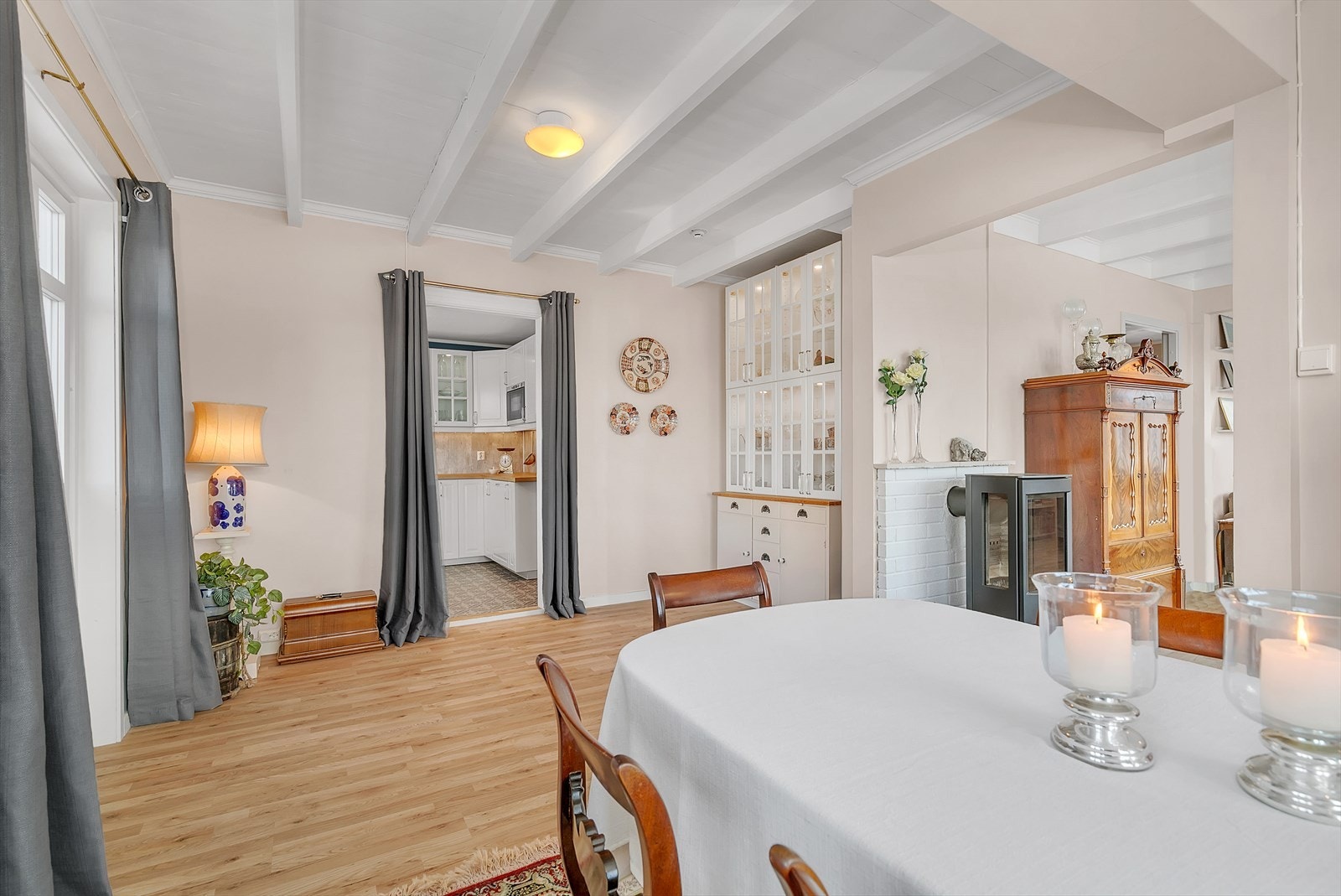 Spisestuen er innredet med spesialbygd skapseksjon for ytterligere oppbevaringsplass. Rommet gir god plass for store sammenkomster. Galleribilde