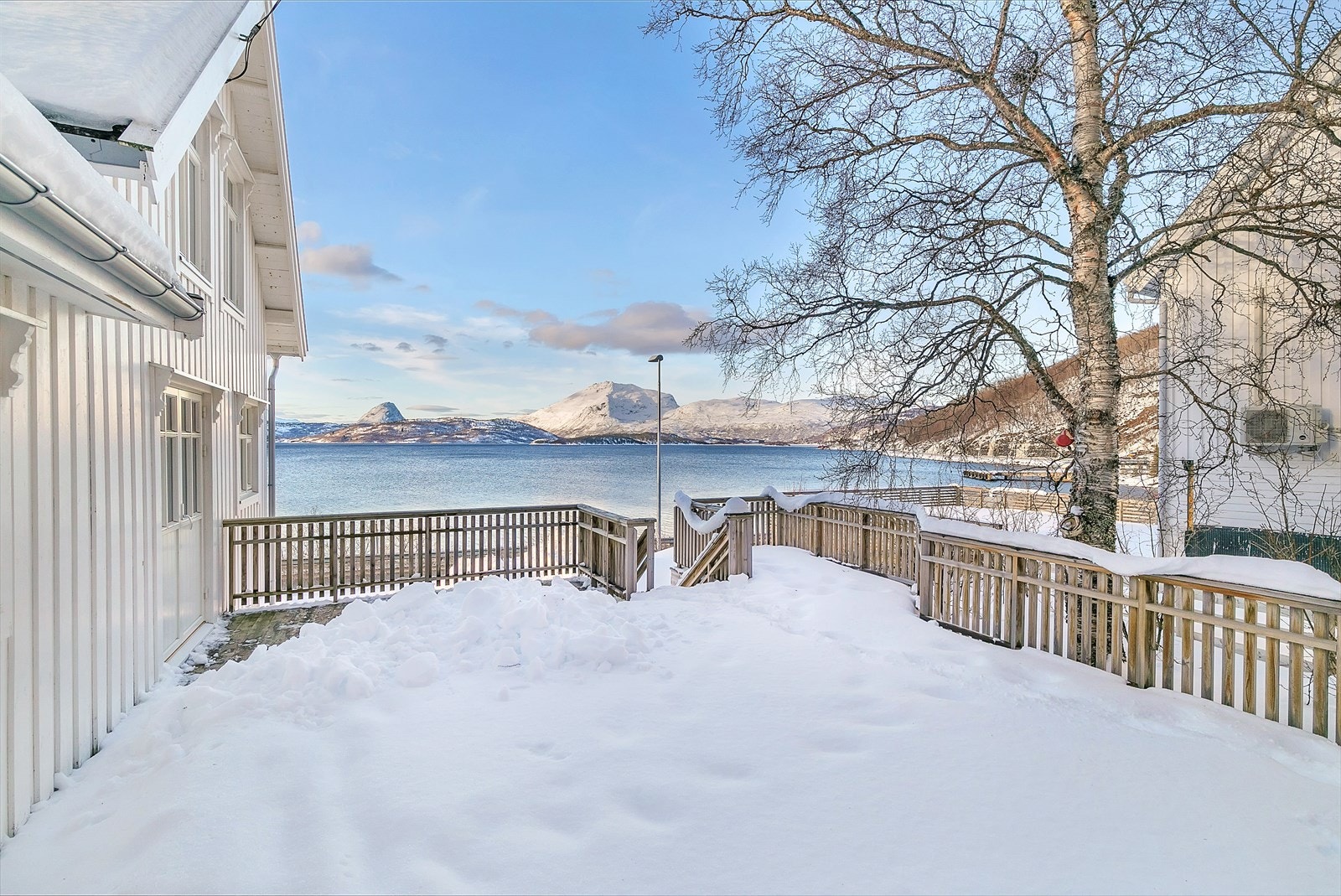 Stor terrasse med direkte adkomst til hagen . Galleribilde