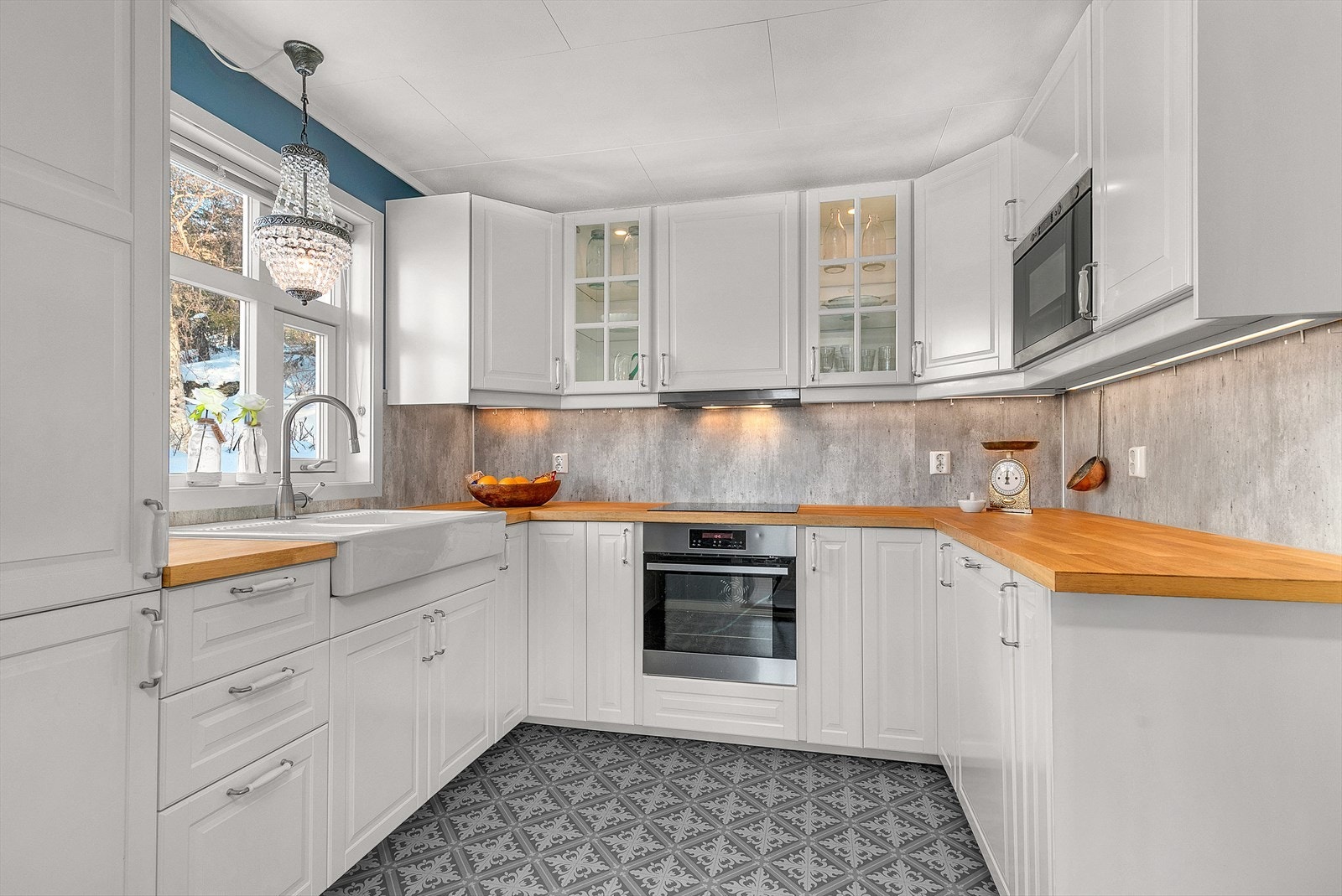 Nydelig og gjennomført kjøkken med lyse, profilerte fronter. Galleribilde