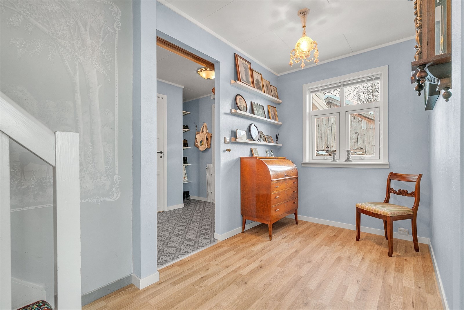 Gang med god plass for møblering av arbeidsstasjon. Galleribilde