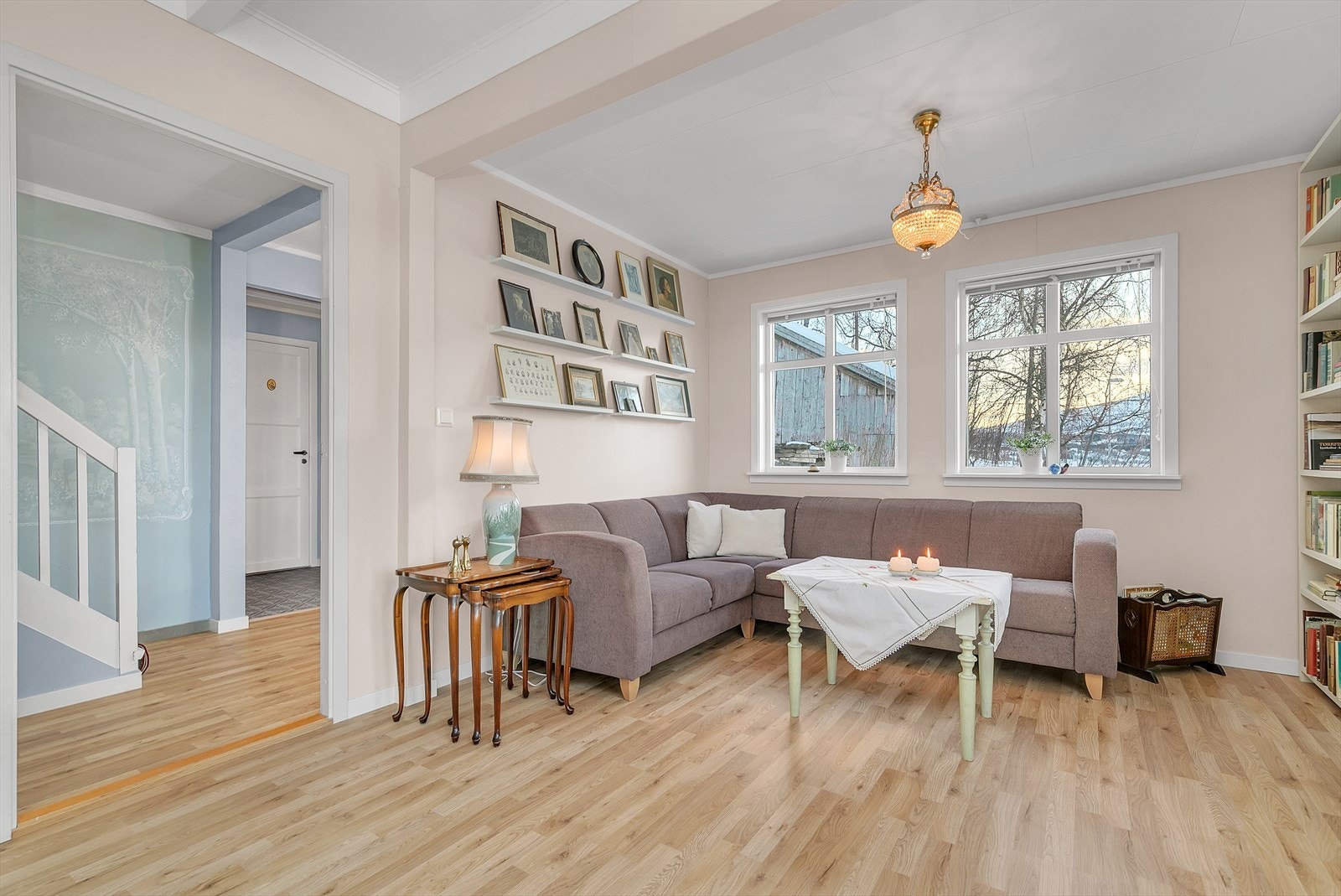 God plass for sofakrok i en del av rommet. Galleribilde