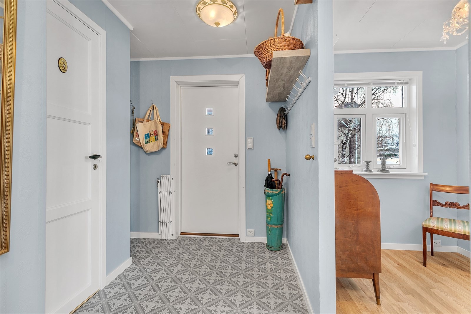 Velkommen inn! Forbi inngangsdøren venter en romslig gang, med knaggrekke og hyller for oppbevaring. Galleribilde