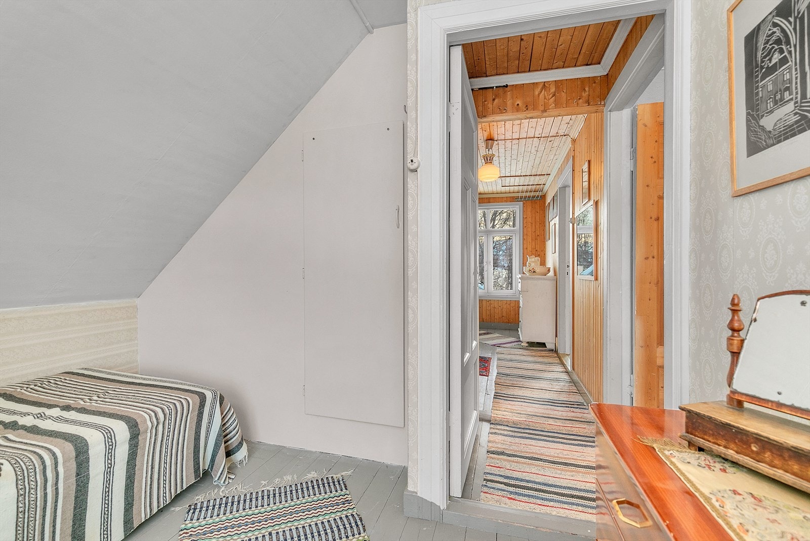 2.etasje har et sjarmerende uttrykk med originalt tregulv, tapet på vegg og profilerte dører. Galleribilde