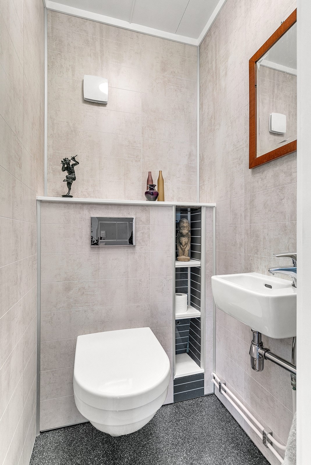 I tillegg til bad er det også et ekstra toalettrom, som i likhet med vaskerom og bad ble oppusset i 2015. Galleribilde