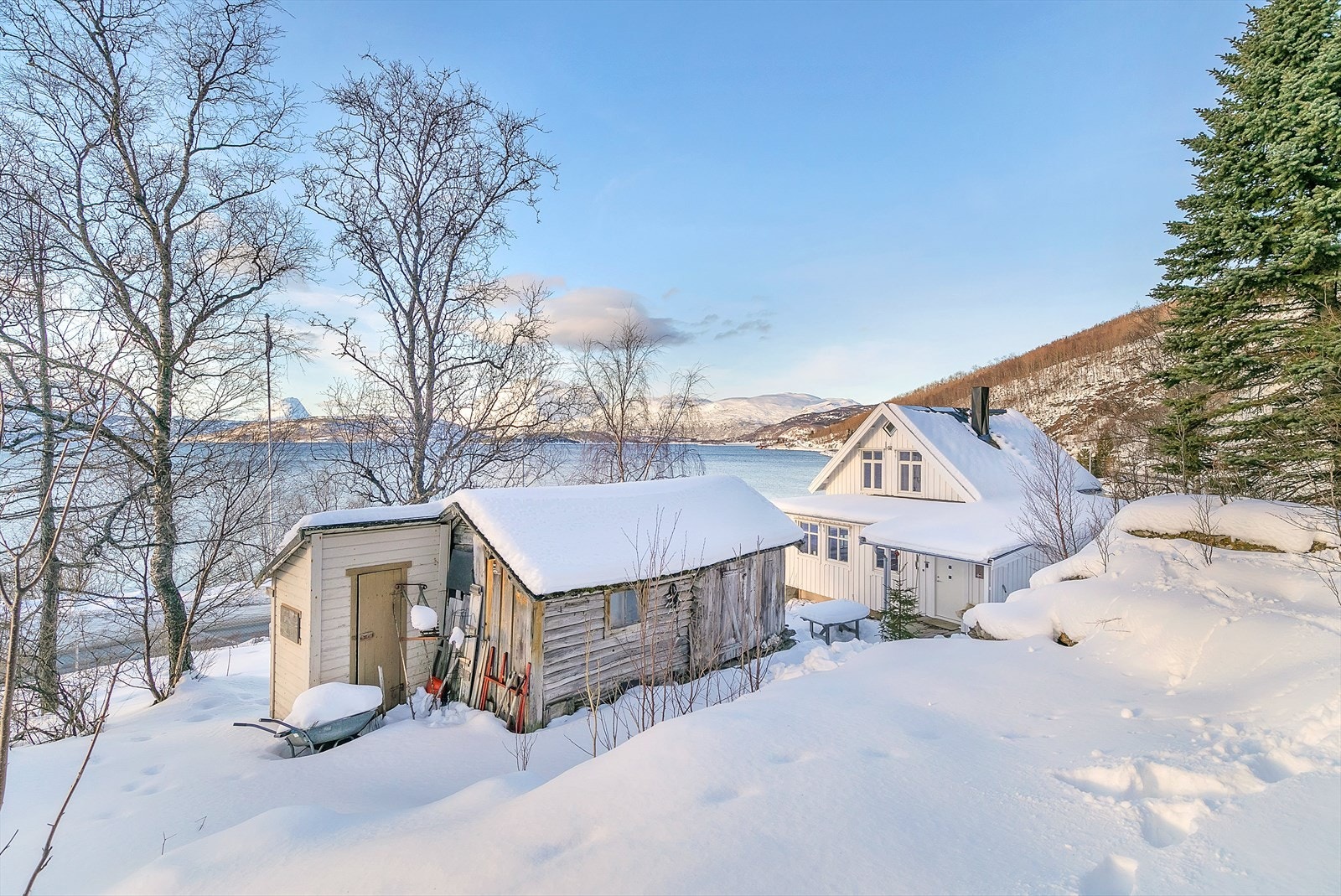 På eiendommen er det også et uthus, for oppbevaring av utstyr. Galleribilde