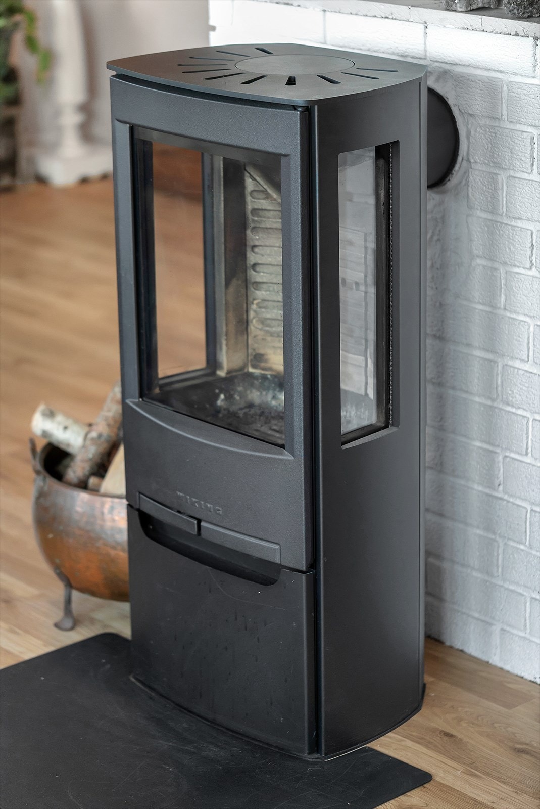 Vedovn som sørger for behagelig varme og lun atmosfære i rommet på kalde dager. Galleribilde