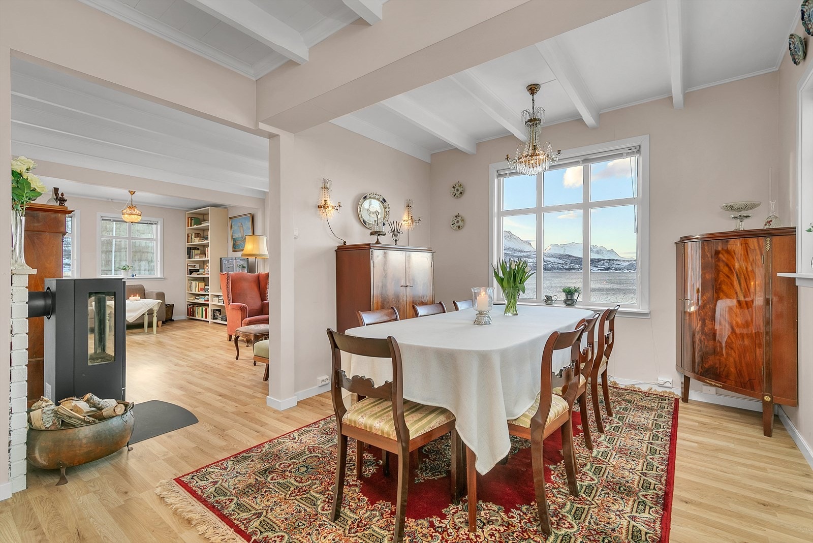 Romslig spisestue med herskapelig uttrykk. Legg merke til den storslåtte utsikten som kan nytes rett fra spisebordet og stue! Galleribilde