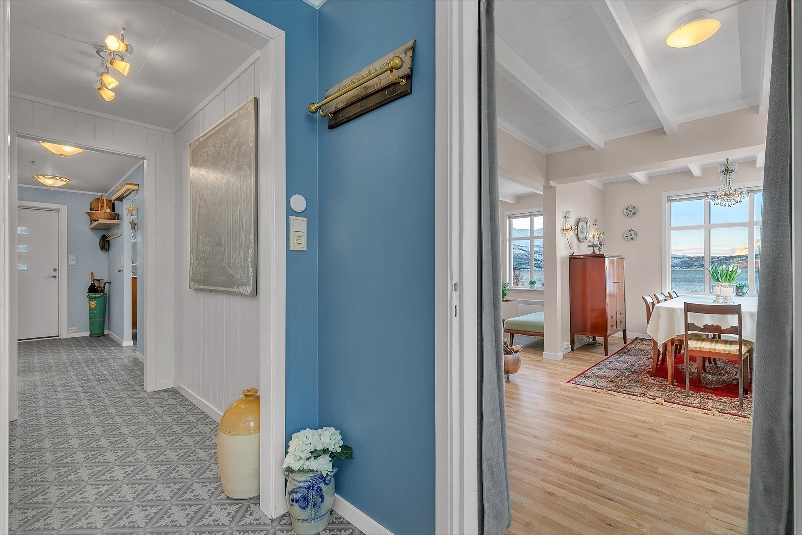 Fra det praktisk separate kjøkkenet er det hendig adkomst til spisestuen. Galleribilde