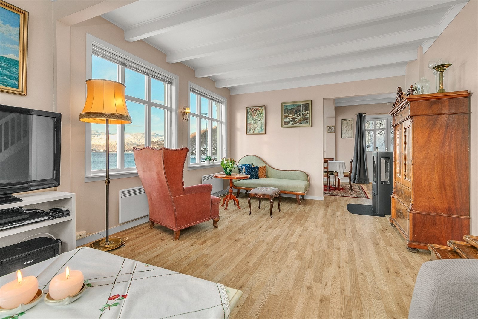 Stue med god plass for møblering i ulike soner. Nøytrale fargevalg på vegger gjør det enkelt å innrede med ulike møbler og tekstiler. Galleribilde