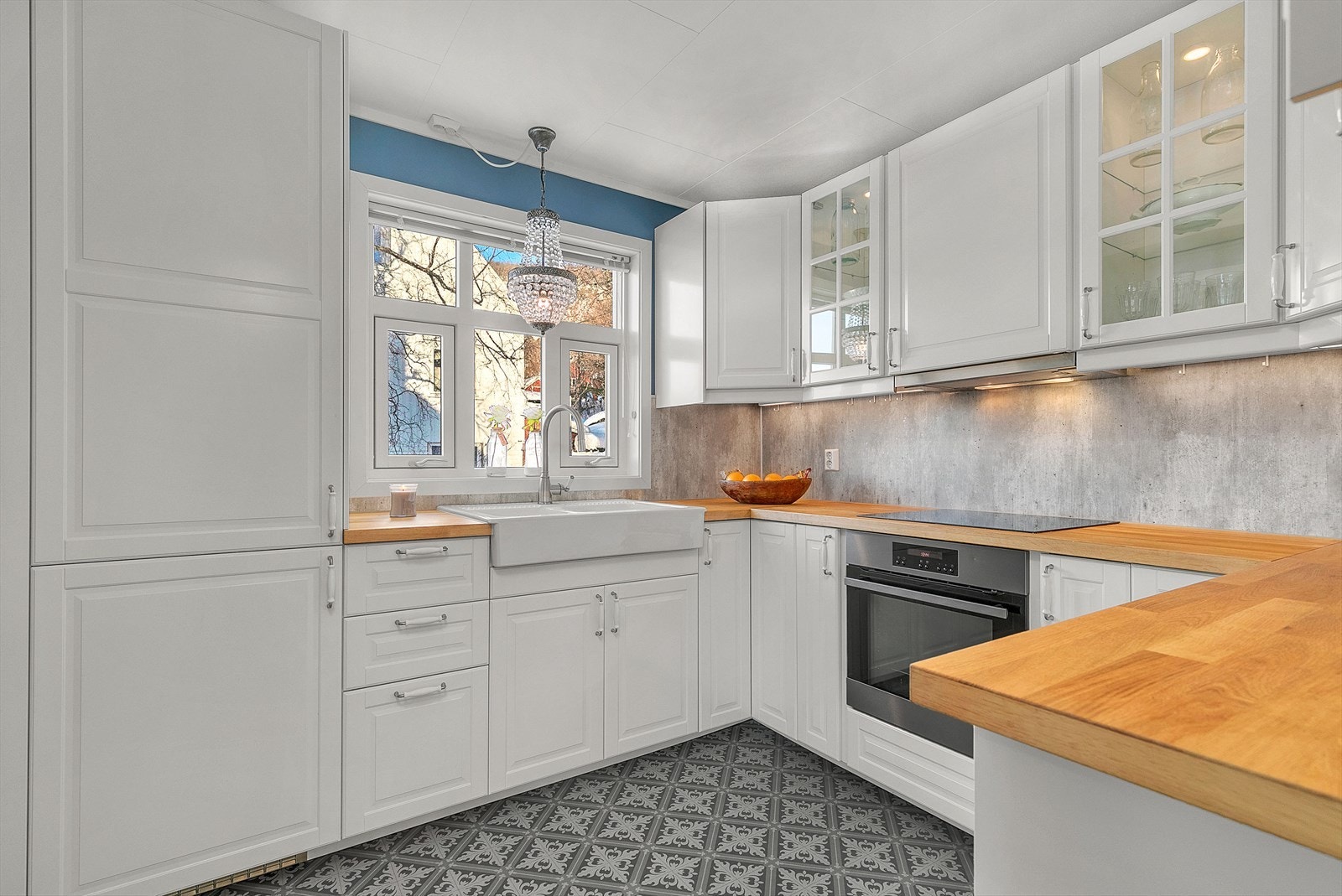 Kjøkkenet er fra 2015 og er velutstyrt med integrerte hvitevarer som stekeovn, mikroovn, oppvaskmaskin, platetopp, kjøl- og fryseskap. Galleribilde