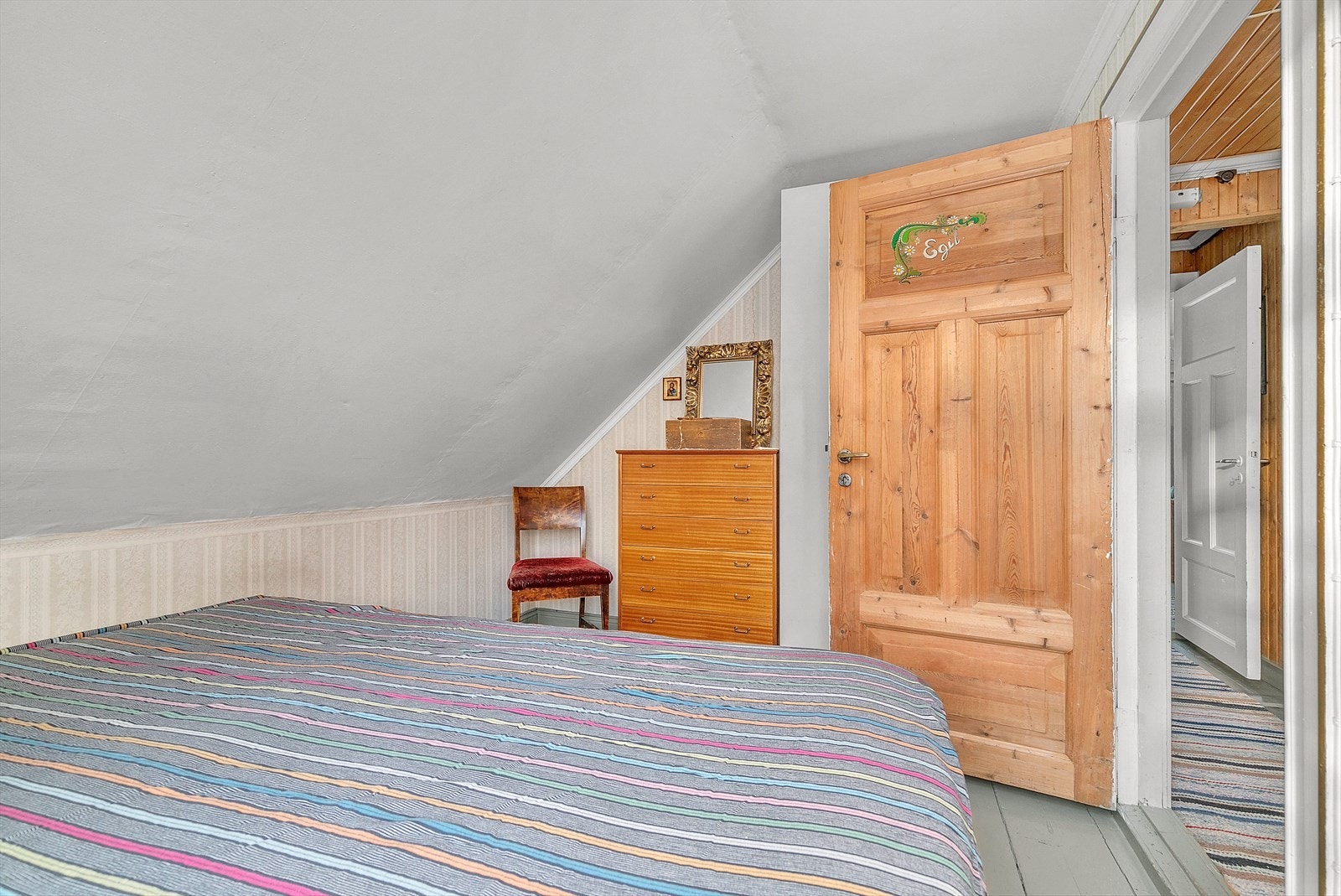 Rommene gir plass for seng, nattbord og annet møblement. Galleribilde