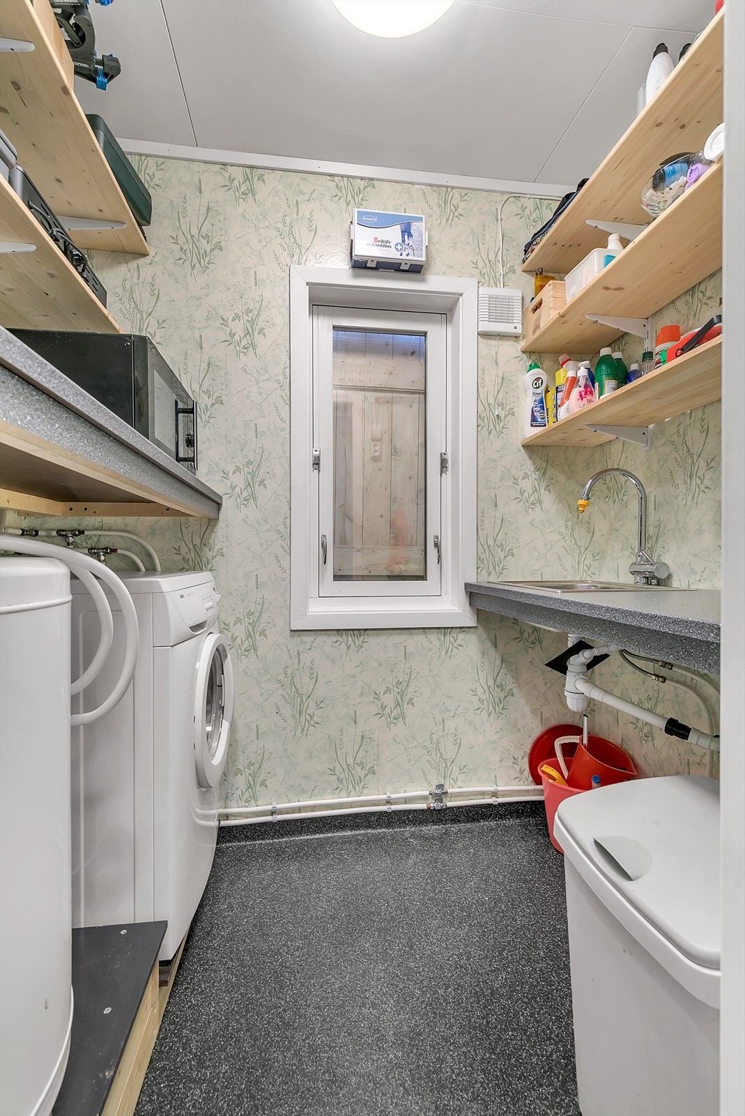 Praktisk separat vaskerom. Det er opplegg for vaskemaskin, hylleløsninger og gode arbeidsflater på benk. Galleribilde