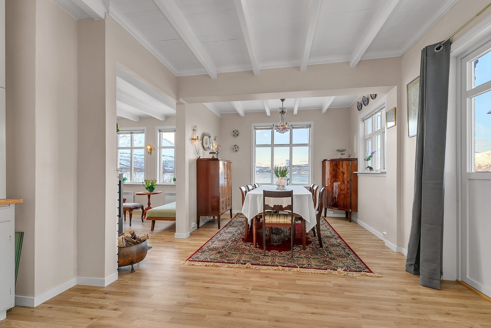 Boligen bærer preg av mye sjarm med blant annet god takhøyde og store vindusposter. Galleribilde