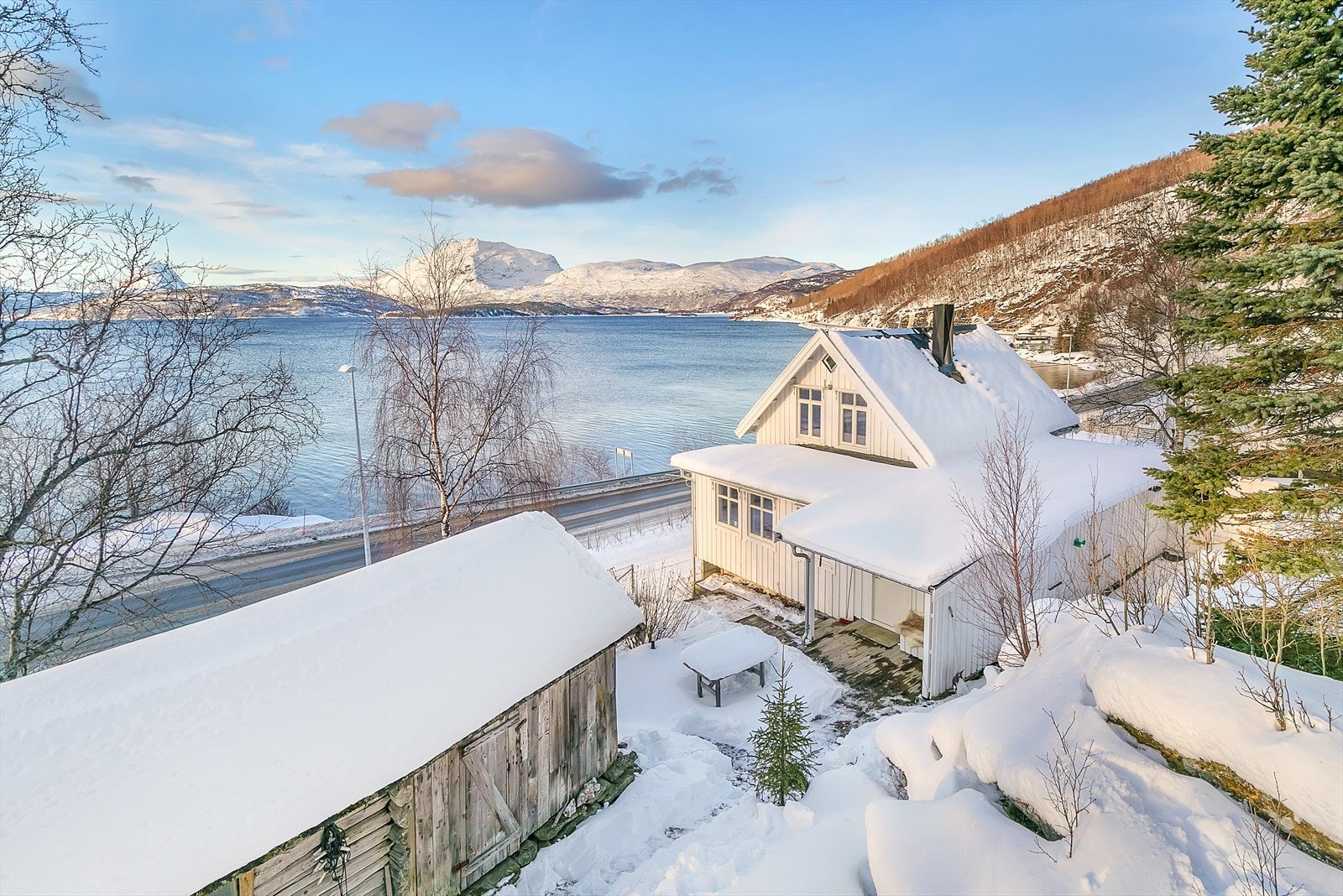 Fantastisk beliggenhet på Sjøvegan med panoramautsikt. Galleribilde