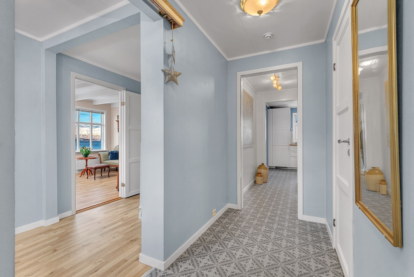 Sjarmerende gulv og fargevalg er gjennomgående for hele boligen. Galleribilde