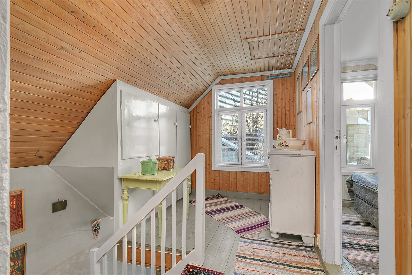 2.etasje inneholder romslig gang og 3 soverom. Galleribilde