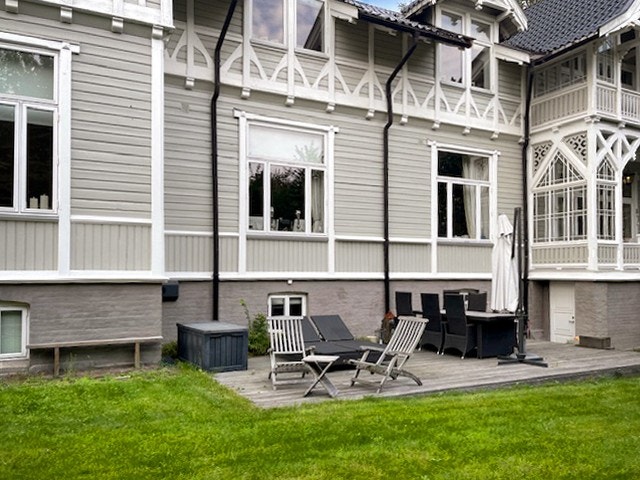 Nils O. M. Nordvik og Caroline Leirflaten ved Nordvik Bygdøy Allé har gleden av å presentere en en stor selveierleilighet over to plan i herskapelig sveitservilla på beste Frogner! Galleribilde