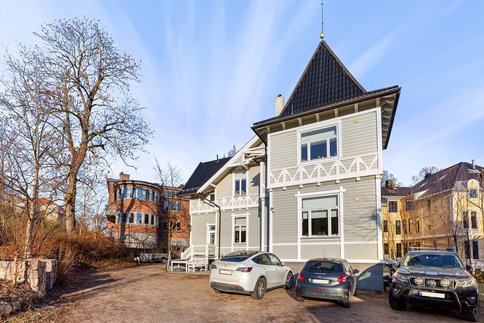 Boligen disponerer garasje og 2 biloppstillingsplasser på gårdsplassen. Galleribilde