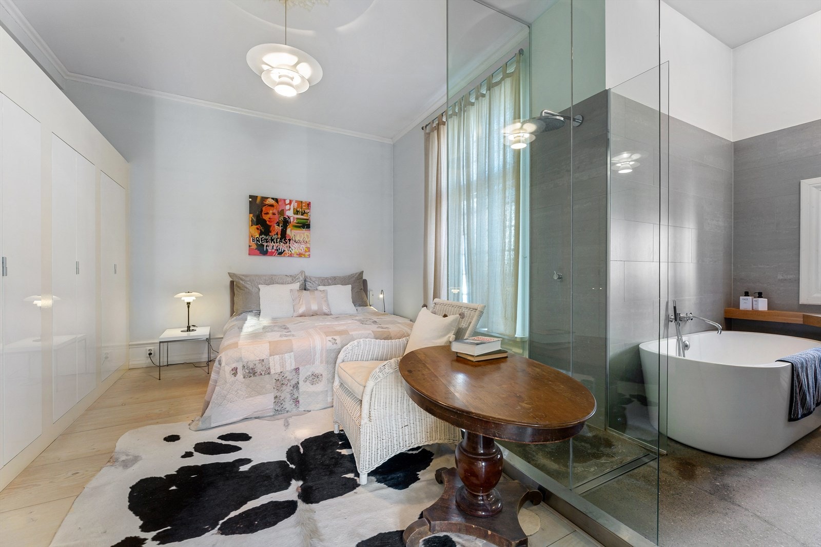 Rikelig med garderobeskap på hovedsoverommet. Galleribilde