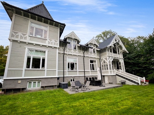 Niels Juels gate 13 er en herskapelig og ærverdig ombygget sveitservilla med flott beliggenhet på beste Frogner. Galleribilde