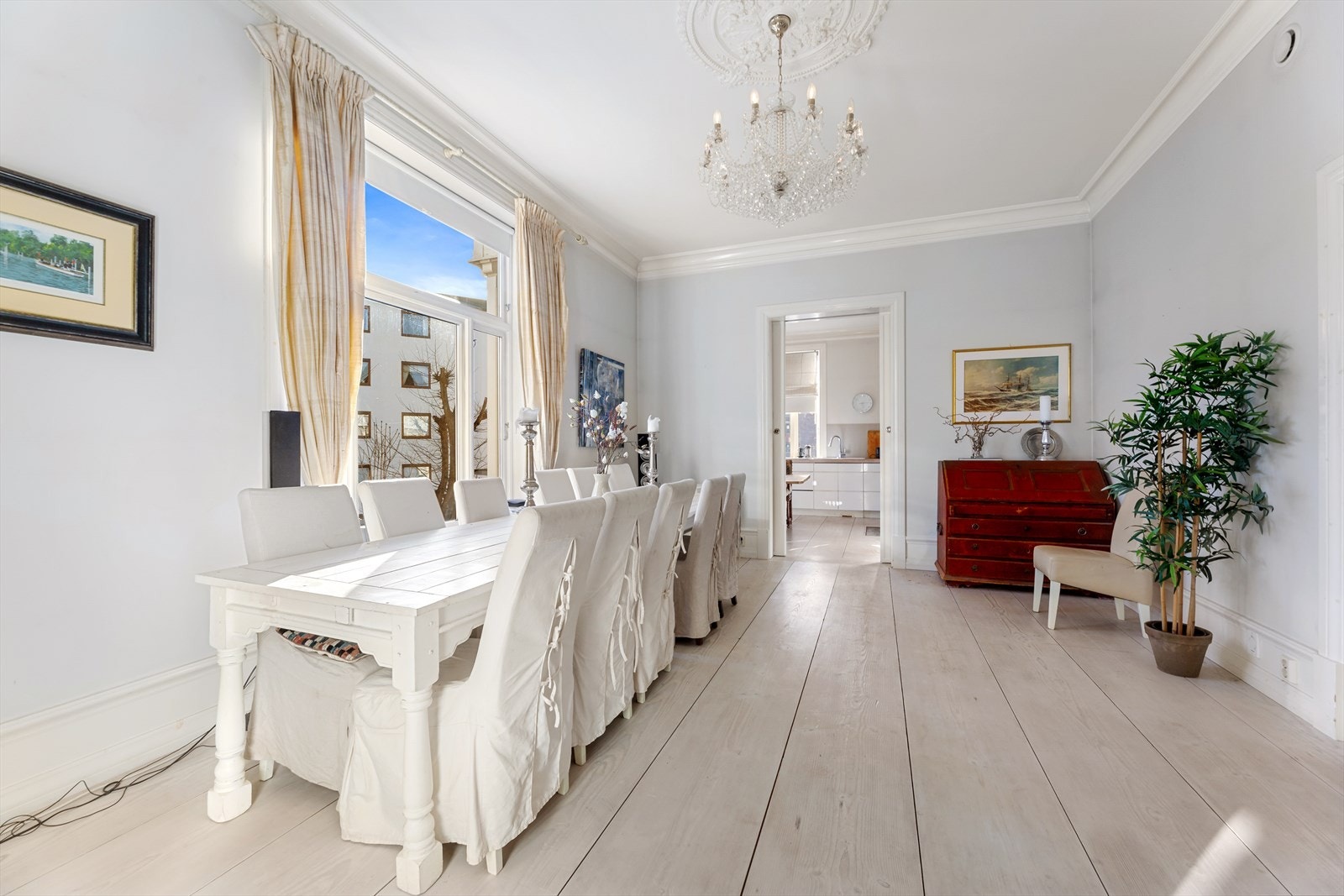 Lekre Douglas heltre gulv med brede gulvbord og vannbåren gulvvarme. Det er boret etter jordvarme, 2 brønner på ca 200 meter dype. Varmeveksler og teknisk anlegg er plassert i teknisk rom i kjelleren. Galleribilde